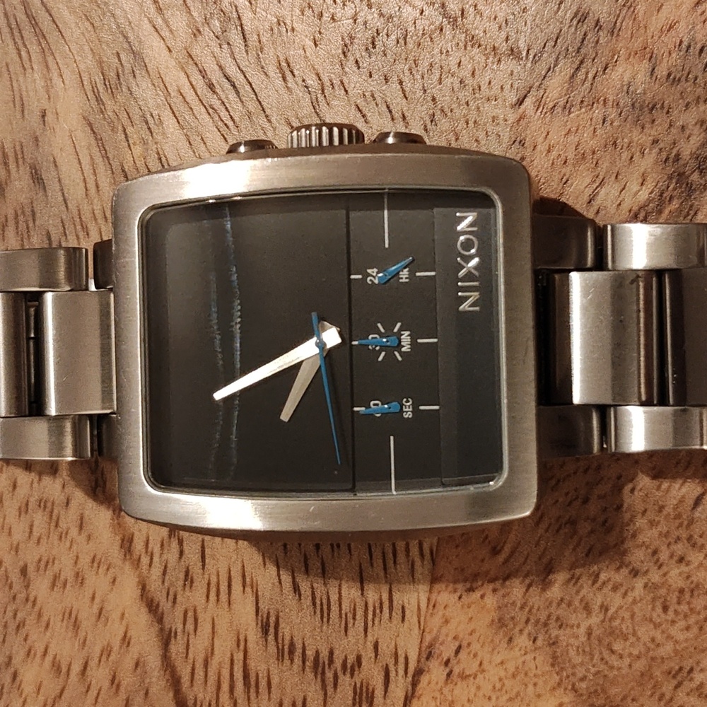 NIXON The Axis